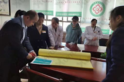 華謀咨詢?yōu)槟翅t(yī)院進行樣板科室可視化標(biāo)準(zhǔn)培訓(xùn)及小組活動板講解